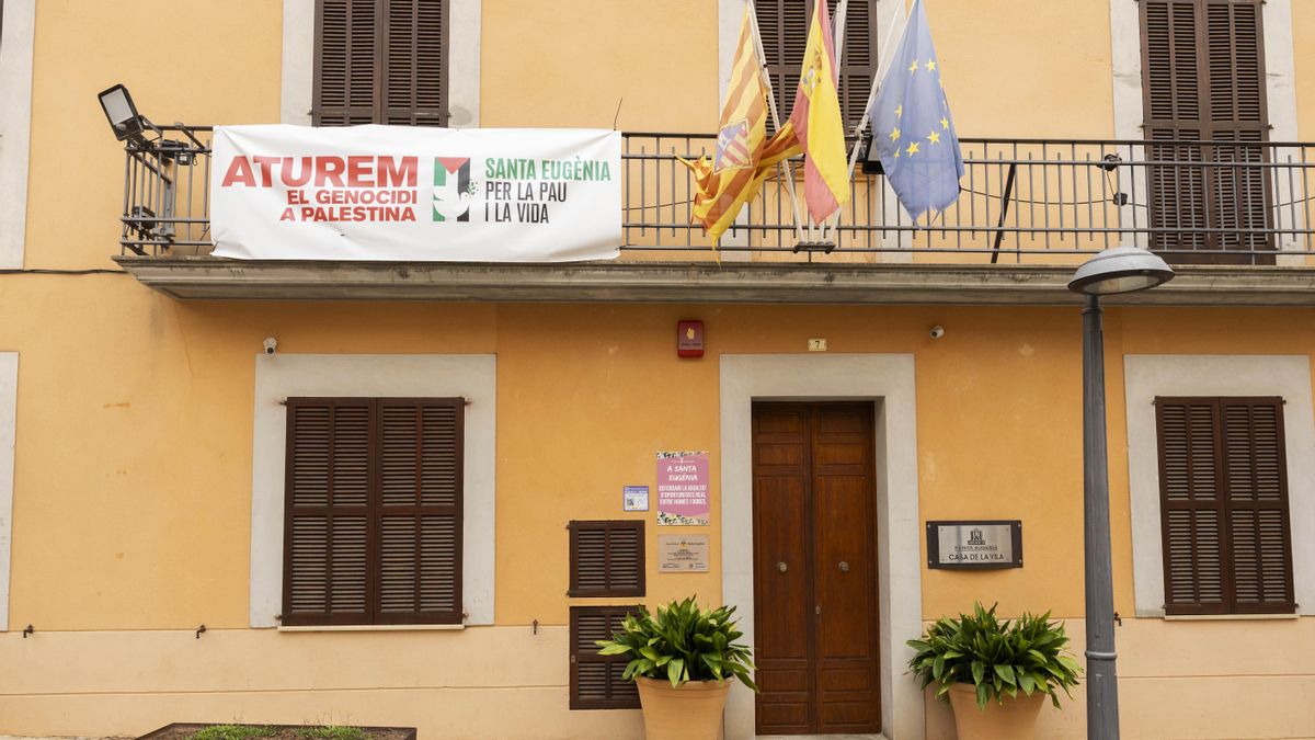 Otra perspectiva de la plaza del Ajuntament y de la terraza del bar Can Prim, vigiladas por varias cámaras.