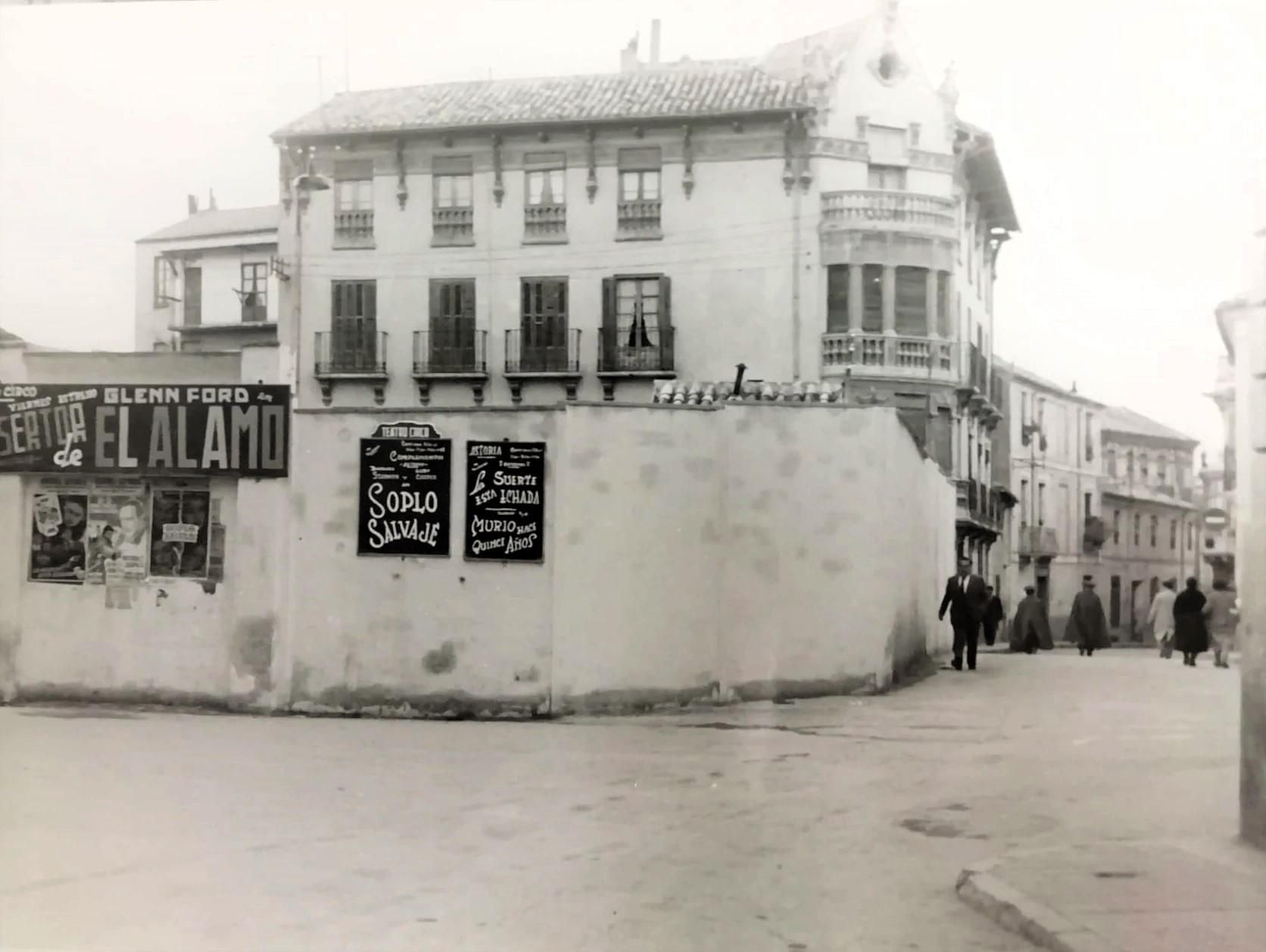 Fachada del Cine Azul, con carteleras pintadas a mano por José Esparcia