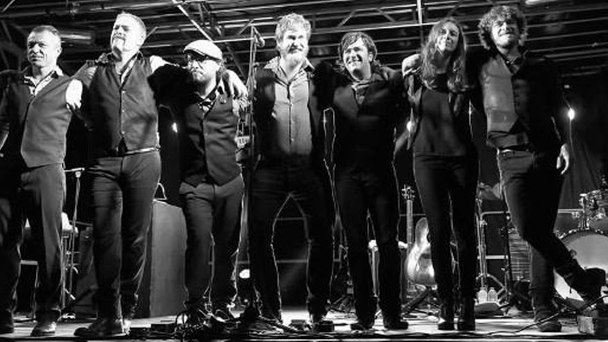 Quique González y Los Detectives en un concierto.