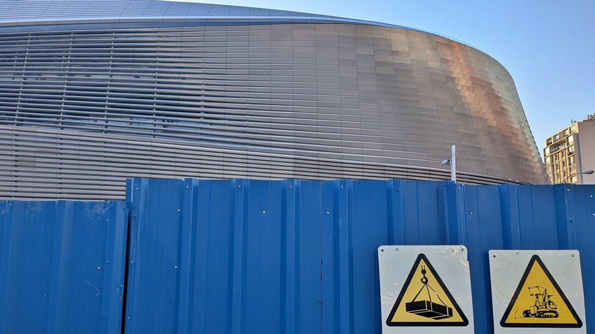 Vallas de obras delante del estadio Santiago Bernabéu