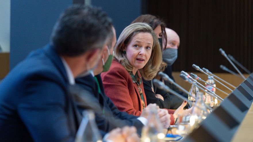 La vicepresidenta primera y ministra de Asuntos Económicos y Transformación Digital, Nadia Calviño (c).