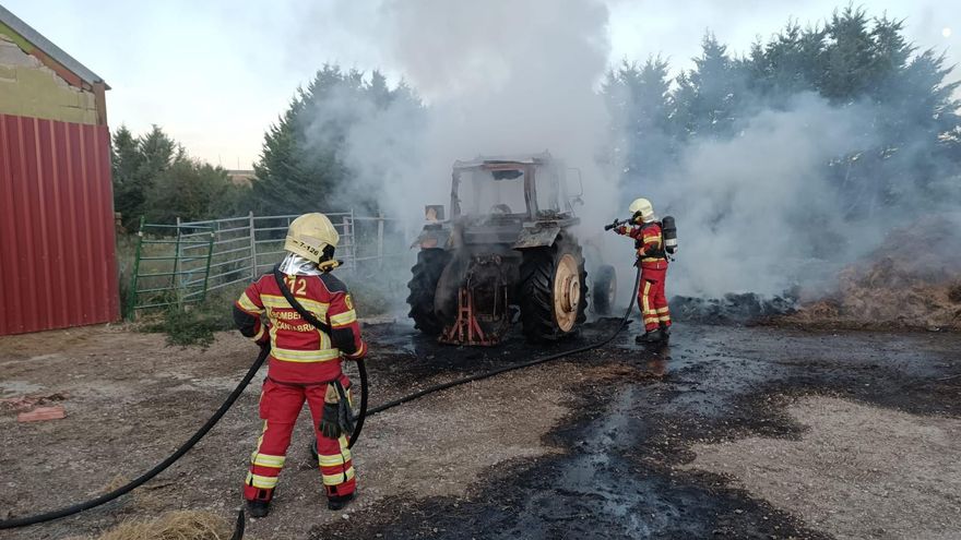 Extinción del incendio de un tractor en Valdeolea