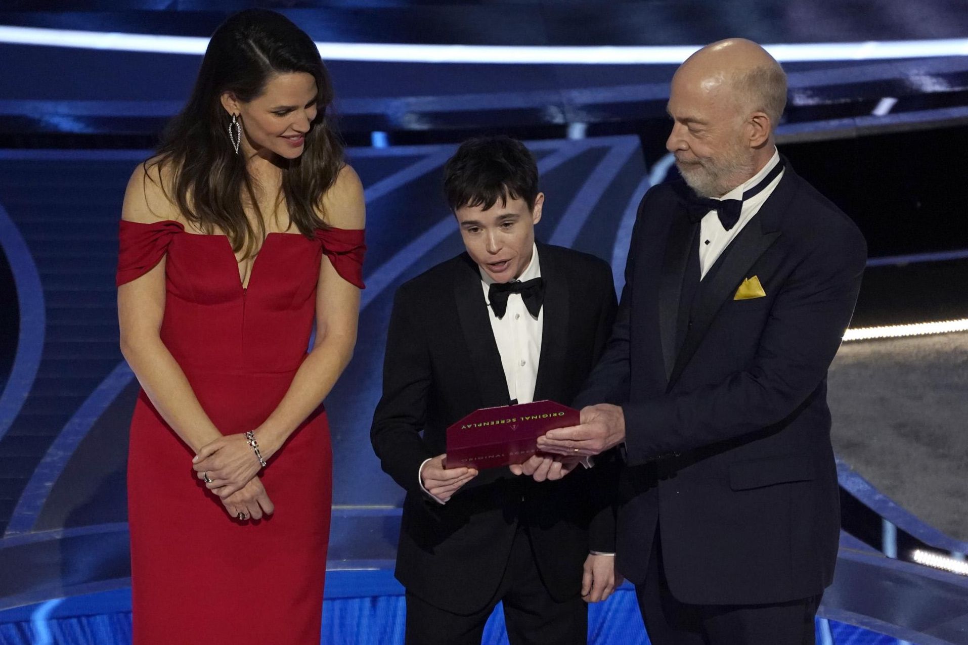Jennifer Garner, Elliot Page y J.K. Simmons presentan el ganador a Mejor guion original, después de que se emitiese un clip sobre 'Juno', que cumple 15 años.