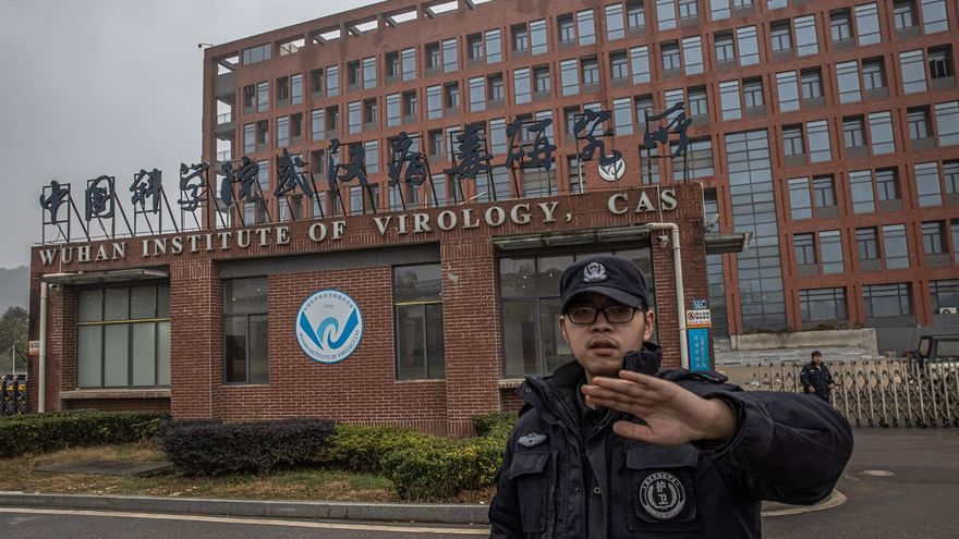 Un agente de seguridad intentaba impedir la toma de imágenes ante el Instituto de Virología de Wuhan, China, el pasado mes de junio.
