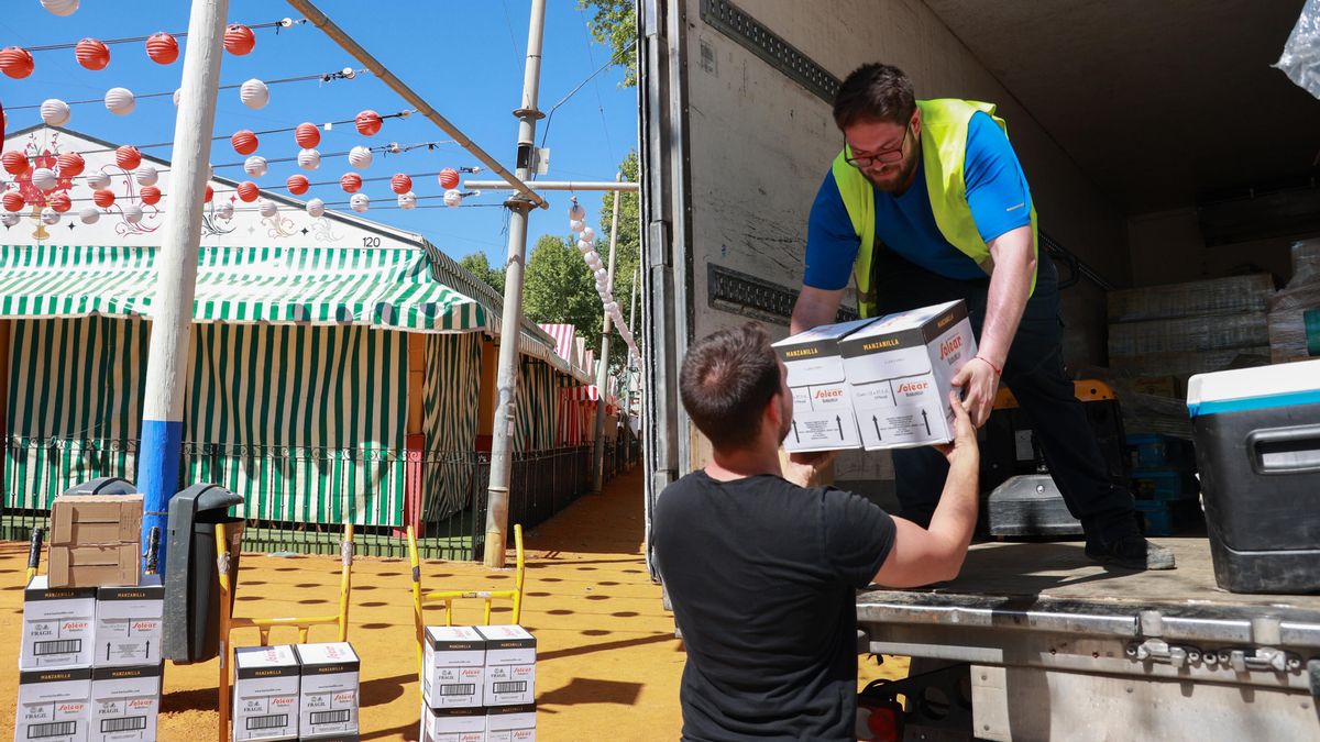 Archivo - Imagen de archivo de trabajadores en la Feria de Abril de Sevilla.