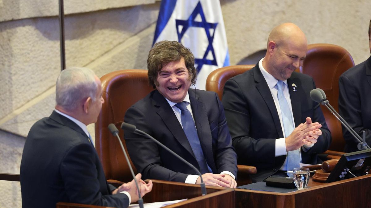 El presidente argentino, Javier Milei (centro), en el Parlamento israelí con el primer ministro Benjamín Netanyahu (izq), el 11 de junio de 2025.