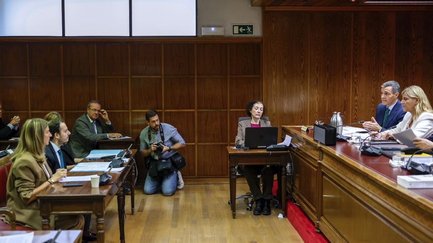 Pedro Sánchez responde al senador popular Alejo Miranda de Larra, durante su comparecencia ante dicha comisión, este jueves en el Senado.
