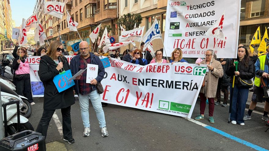 Concentración de auxiliares de enfermería  ante la Consejería de Salud en Santander.