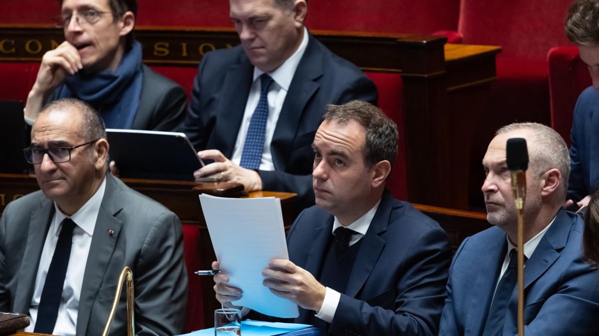 El Gobierno de Macron salva los presupuestos por decretazo con el rescate de los socialistas en una nueva moción de censura