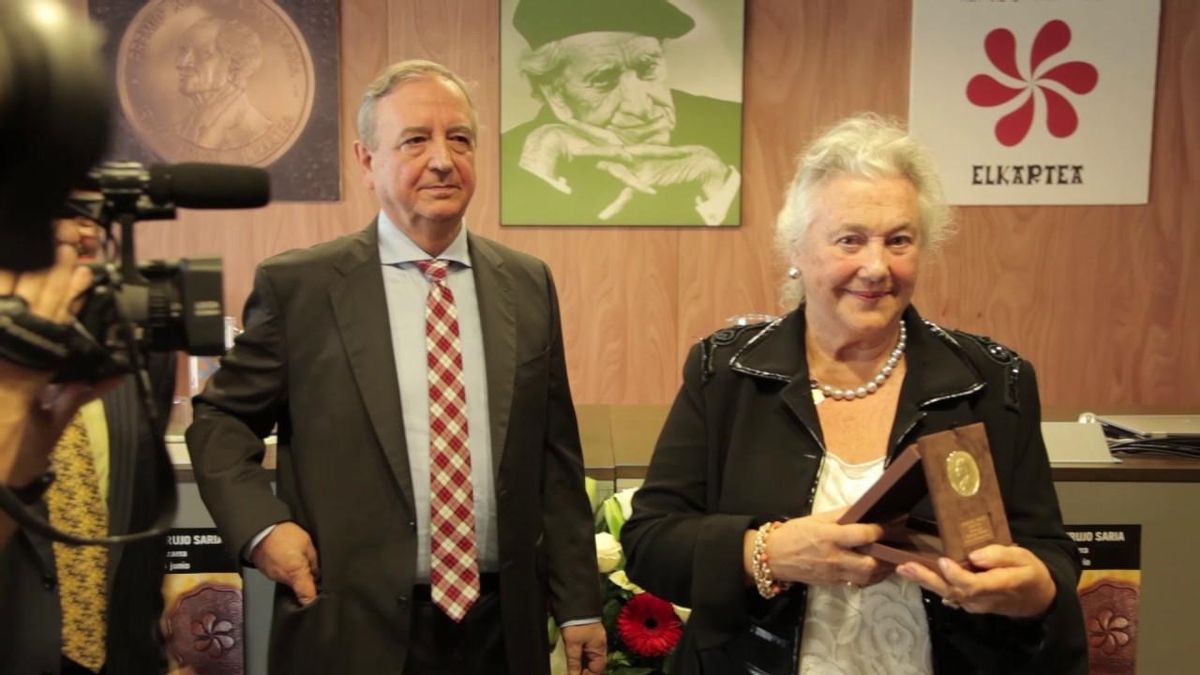 Arantzazu Amezaga, junto a Iñaki Anasagasti, recibe el XVI Premio Manuel Irujo Saria en 2016