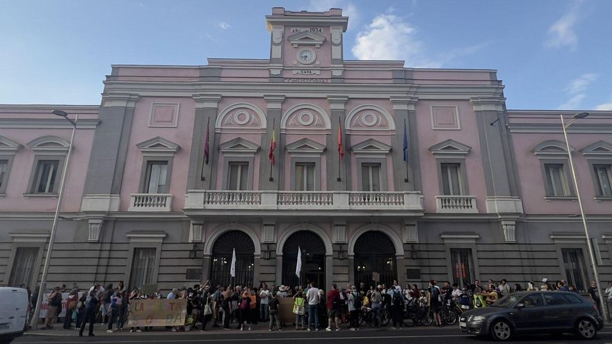 Vista completa de la concentración desde la acera de enfrente de Bravo Murillo