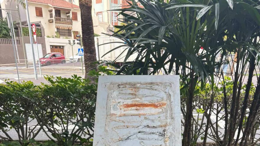 Destrozada una placa de memoria histórica del colectivo LGTBIQ+ en Santa Cruz de Tenerife
