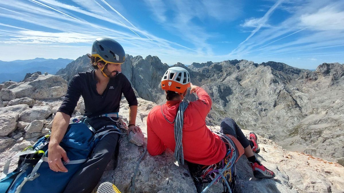 Jorge e Iván en la cima del Urriellu mirando hacia el futuro incierto de las profesiones de montaña