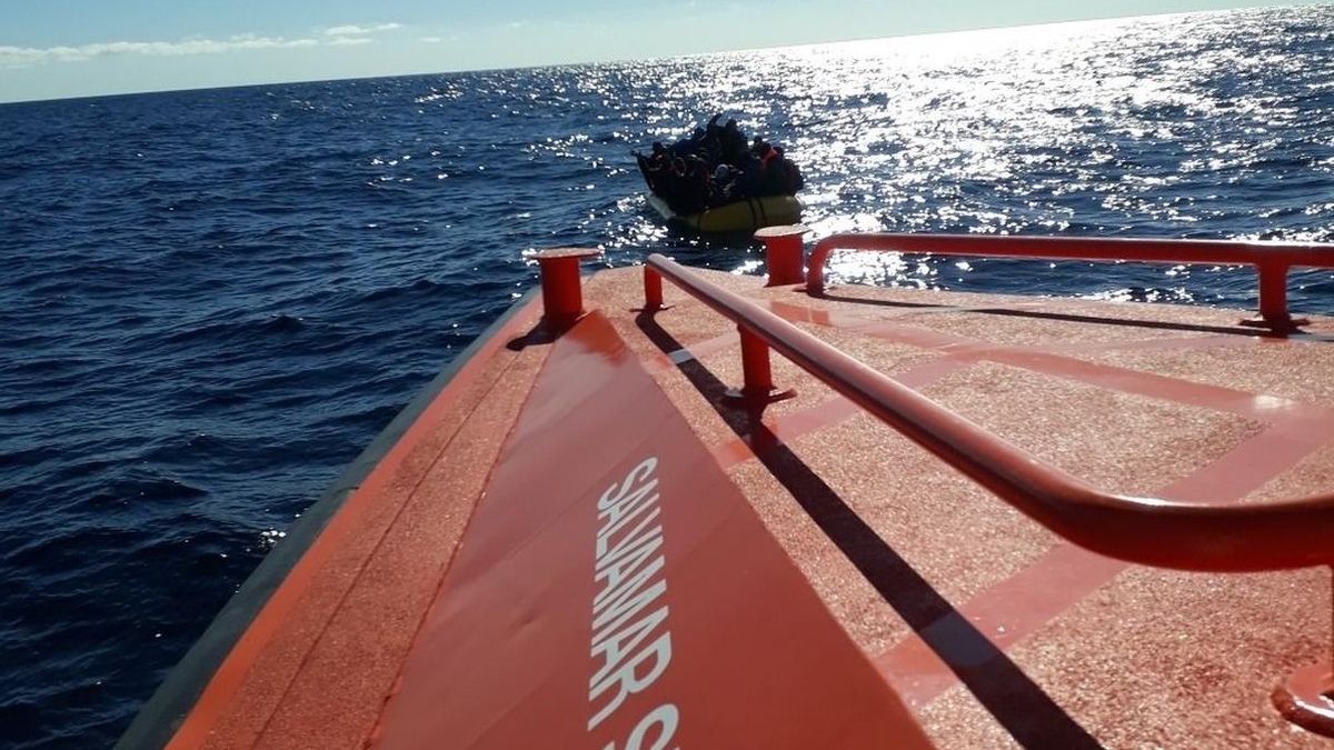 Trasladan a Málaga a 163 personas rescatadas de tres pateras en el mar de Alborán