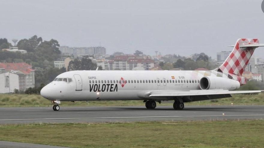 Avión de Volotea en el aeropuerto Seve Ballesteros-Santander