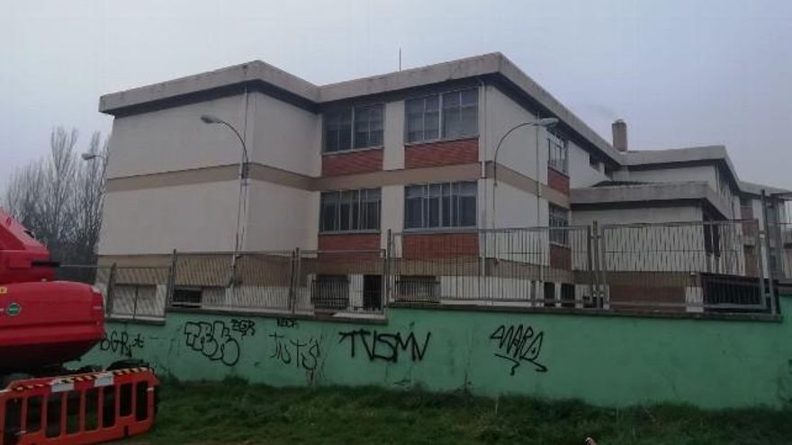 Exterior lateral del colegio San Isidoro, en evidente mal estado.