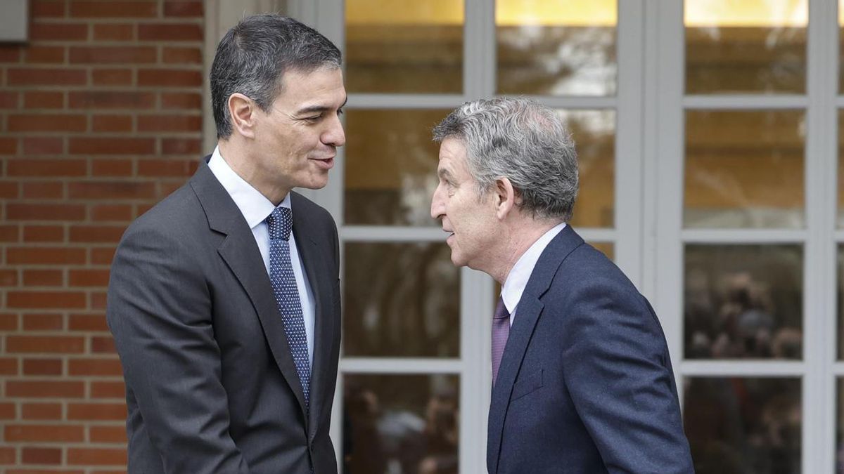 El presidente del Gobierno, Pedro Sánchez, recibe al líder del PP, Alberto Núñez Feijóo (d), en el Palacio de la Moncloa en marzo de 2025.