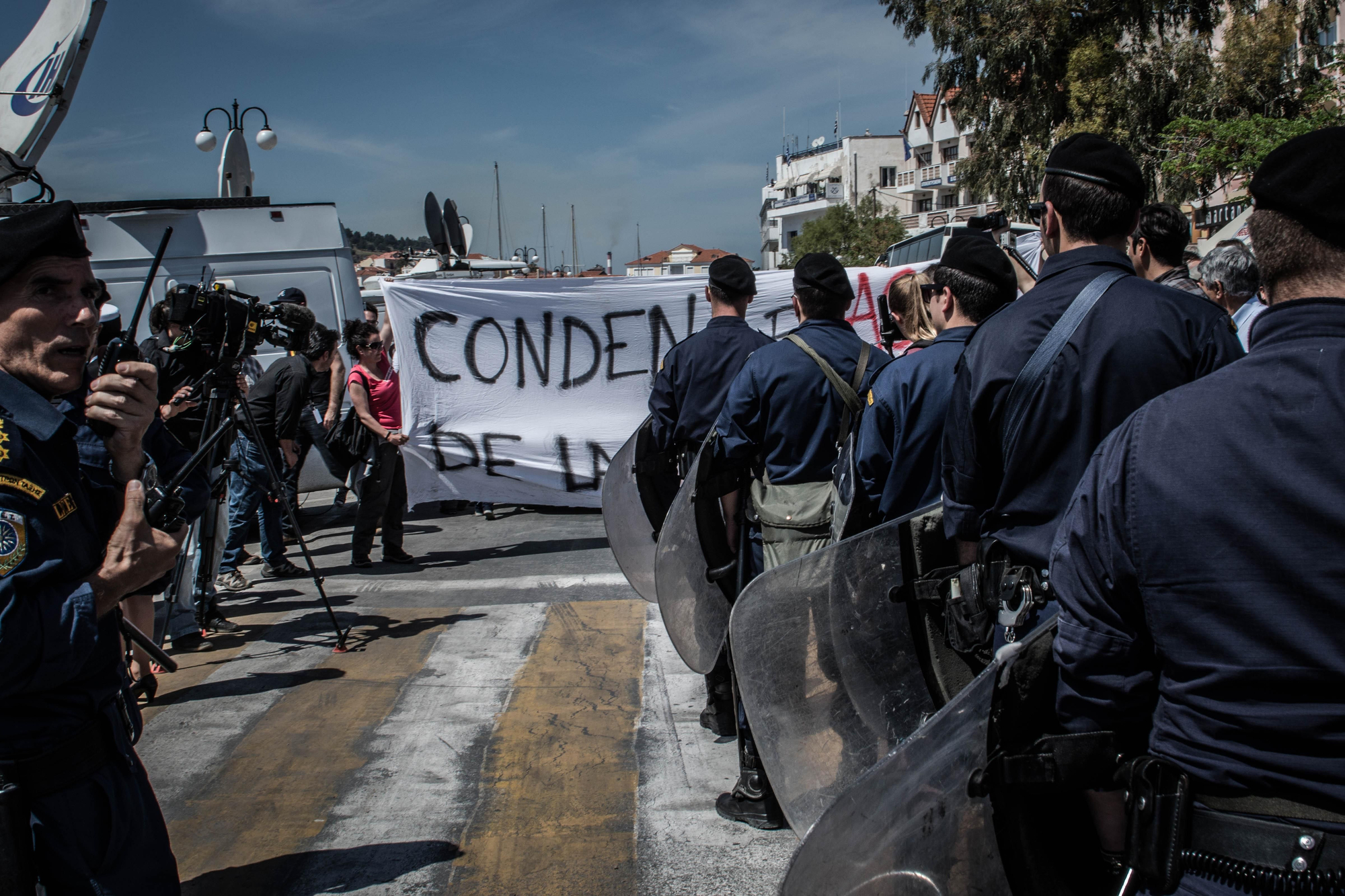 Protesta en el puerto de Mytilini, en la isla de Lesbos