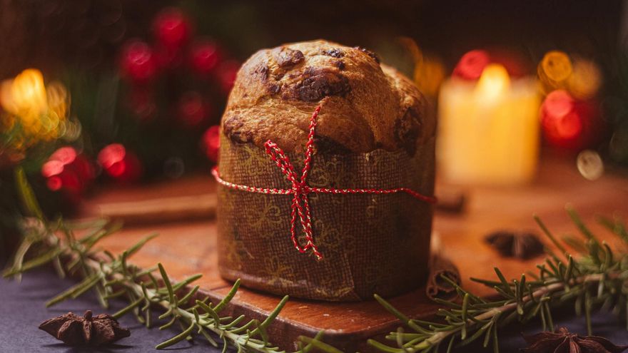 Un delicioso mini panettone con chocolate caliente es la merienda perfecta