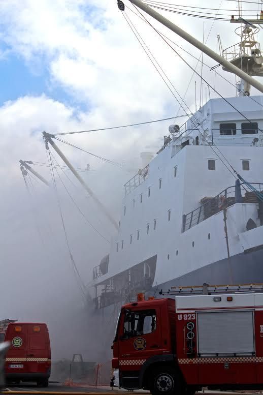 Incendio de un pesquero en el Muelle Reina Sofía. (CIRENIA VICO)