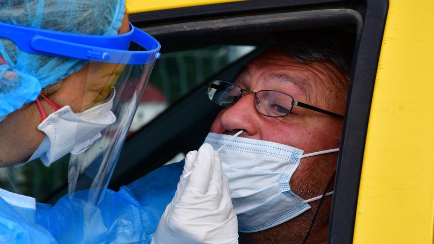 EFE Fuente: EFE/EPA/ANA-MPA Autor: BOUGIOTIS VANGELIS Temática: Sanidad y salud » Epidemias y plagas Sanidad y salud » Medicina preventiva » Vacunas Personal sanitario realiza pruebas de diagnóstico para detectar el coronavirus.