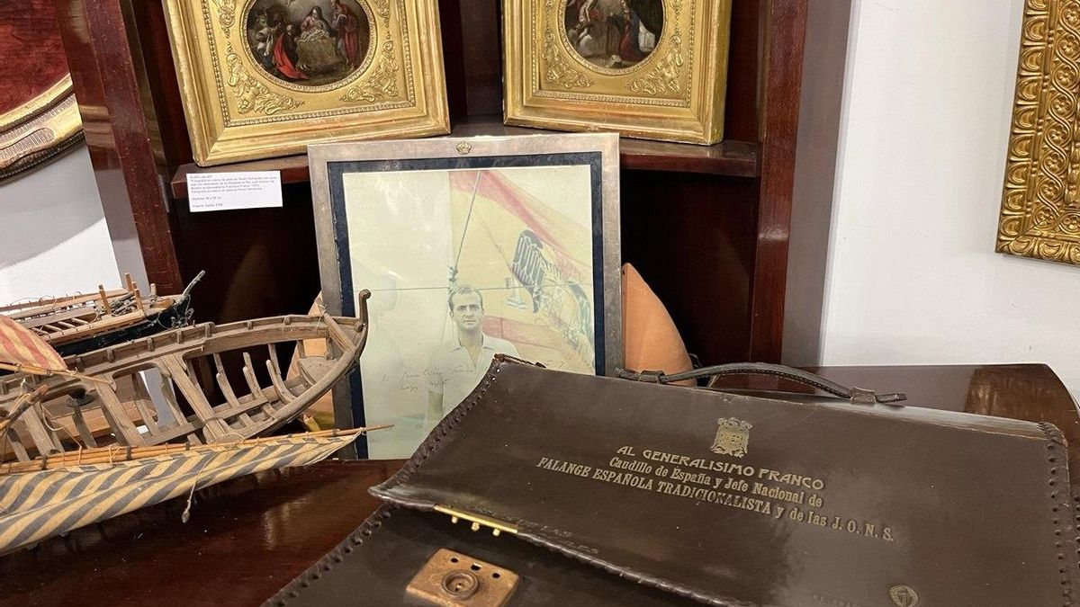 El maletín "personal" de Franco y la fotografía dedicada del Rey Juan Carlos, en la exposición de la subasta.