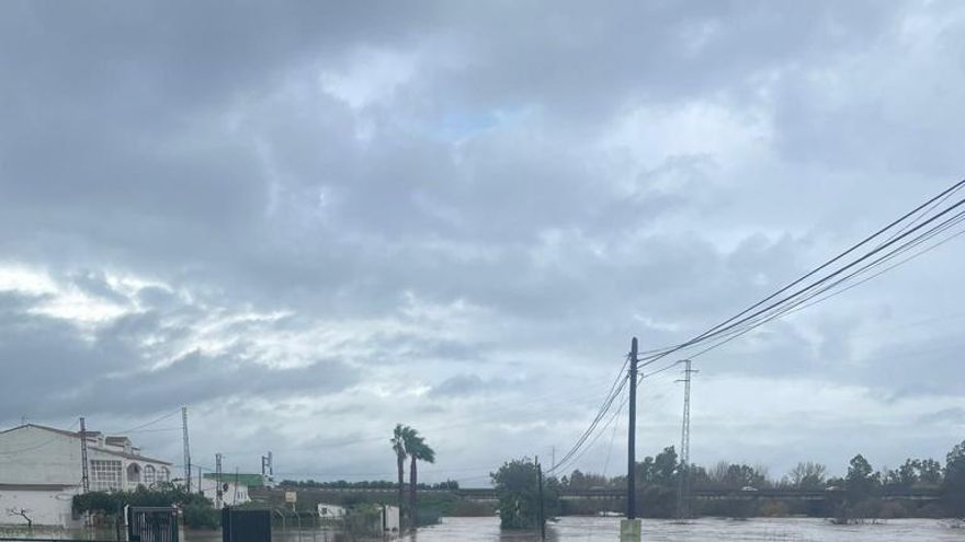 Decenas de personas evacuadas en la pedanía pacense de Gévora, aislada por la lluvia