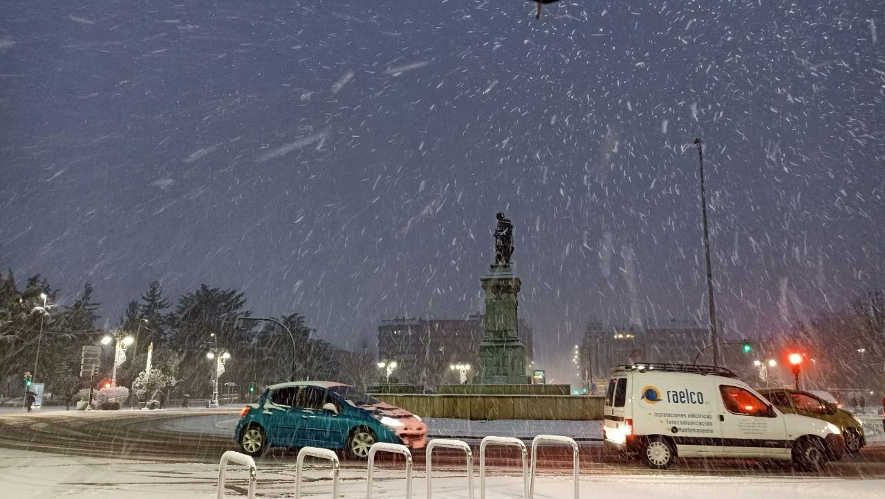 Los copos caen en la Glorieta de Guzmán