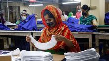 Una trabajadora cose con mascarilla en una de las fábricas textiles reabiertas en Dhaka, Bangladesh