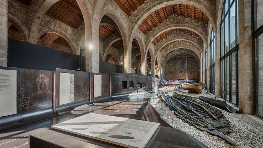 Hallada durante las obras de los Juegos Olímpicos de Barcelona, es de las pocas barcas medievales destinadas al transporte de mercancías que se conservan en el Mediterráneo
