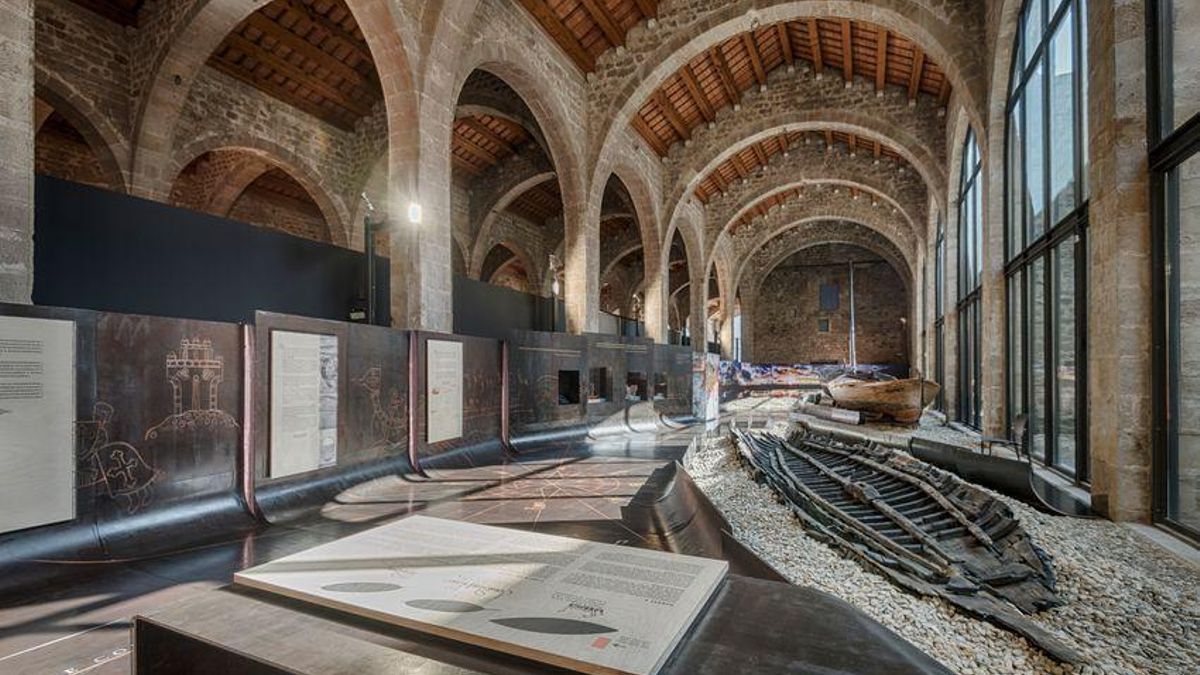 Hallada durante las obras de los Juegos Olímpicos de Barcelona, es de las pocas barcas medievales destinadas al transporte de mercancías que se conservan en el Mediterráneo