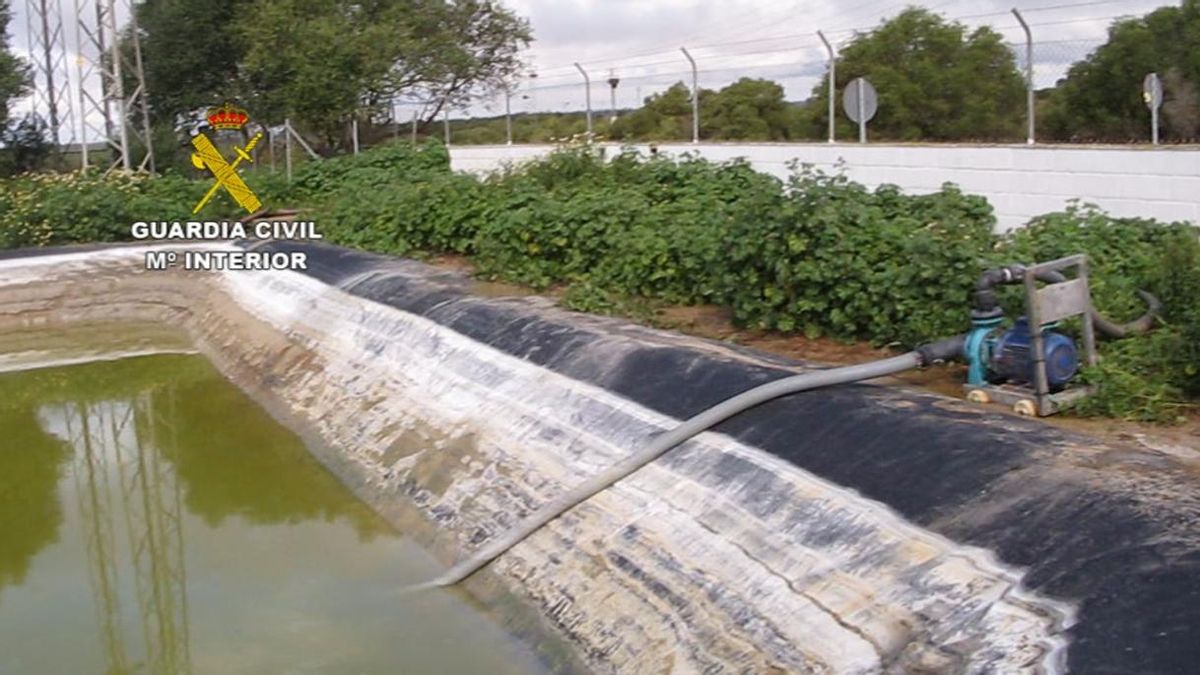 Sorprendidos en Coria del Río vertiendo residuos desde una balsa de aguas contaminadas