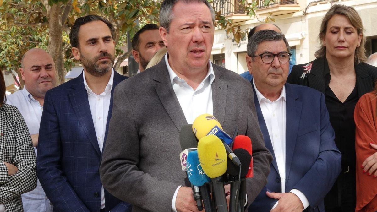 El secretario general del PSOE de Andalucía, Juan Espadas, en rueda de prensa en Vélez-Málaga