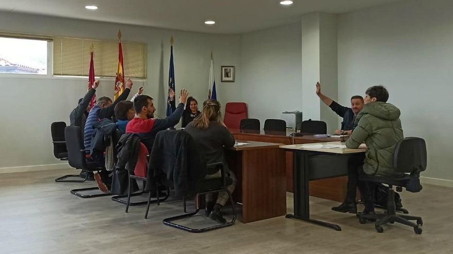 Momento de la votación de la moción en Santovenia de la Valdoncina.