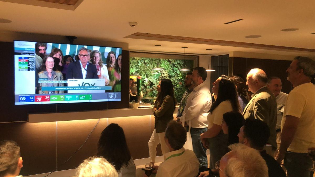 Vox Córdoba viendo la intervención de Manuel Gavira.