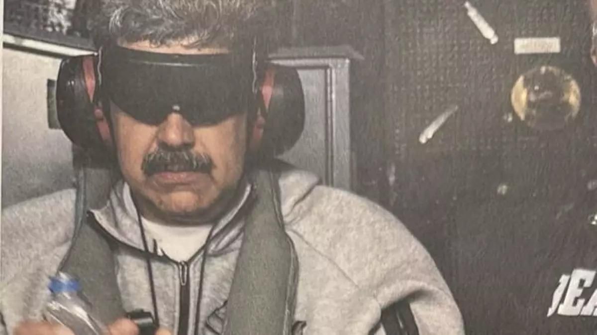 El presidente Trump, a través de la Casa Blanca, difundió una imagen de Maduro capturado en el USS Iwo Jima.