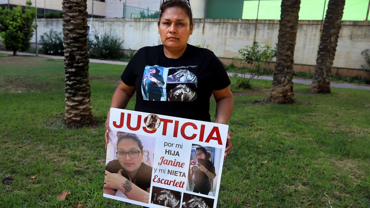 Mary Rodríguez con el cartel que lleva en todas las manifestaciones de la dana.