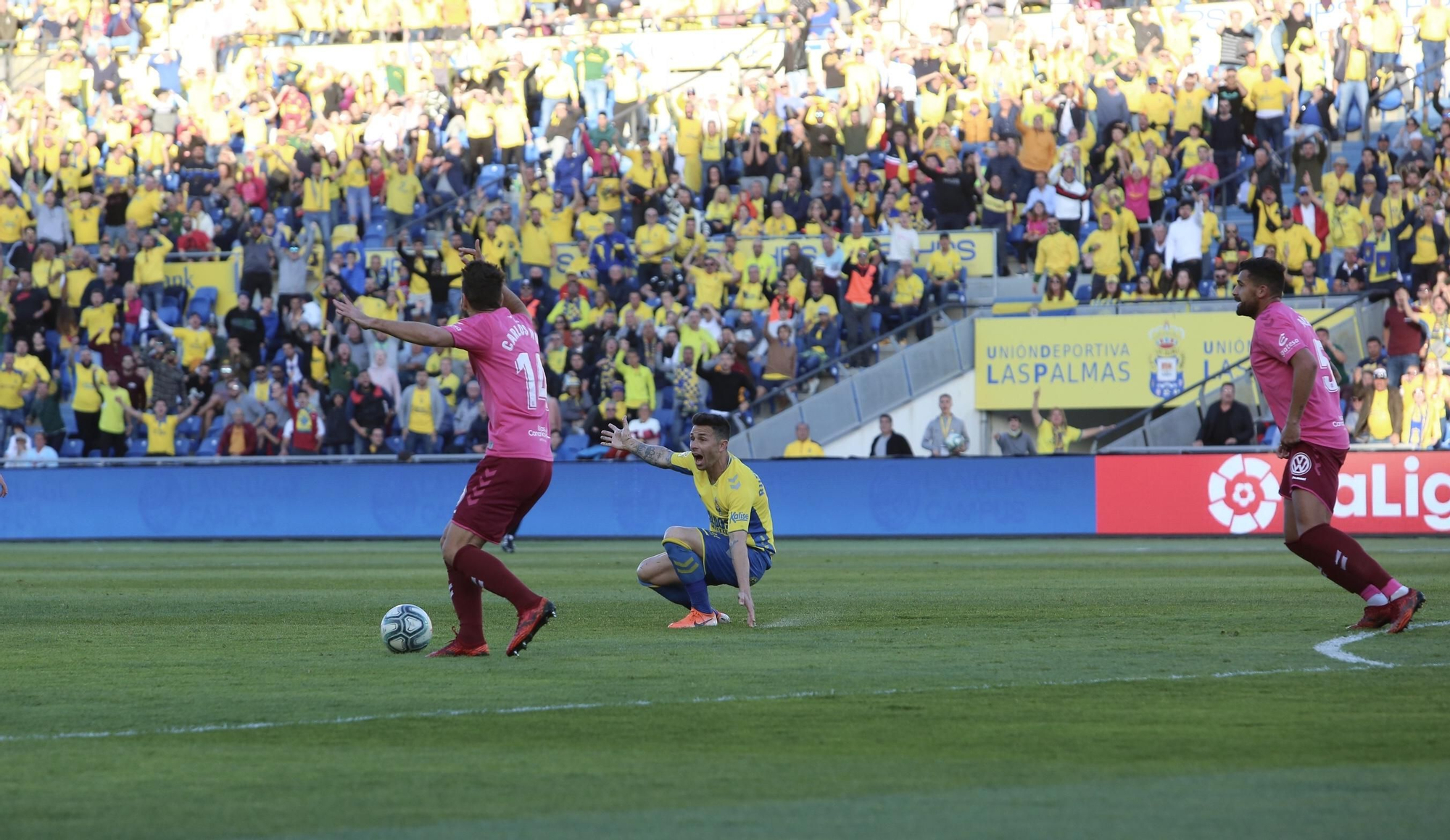 Jugada de Carlos Ruiz al derribar a Rubén Castro, lo que le valió la expulsión.