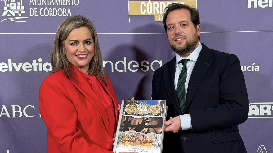 La alcaldesa de Baena María Jesús Serrano con las Hollycards