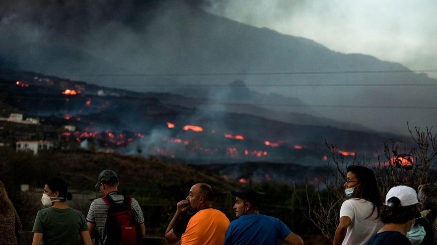 Un grupo de personas observa una de las coladas del volcán de La Palma