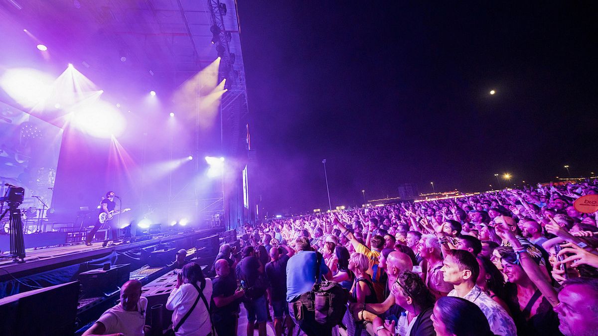 El grupo Viva Suecia durante el concierto que ofrece en el festival Sonorama 2025, este jueves en Aranda de Duero (Burgos). EFE/ Paco Santamaria