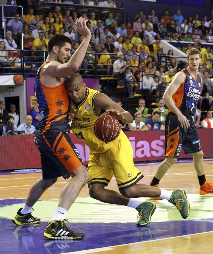 Eulis Báez luchando con Juanjo Triguero. EFE/Elvira Urquijo A.