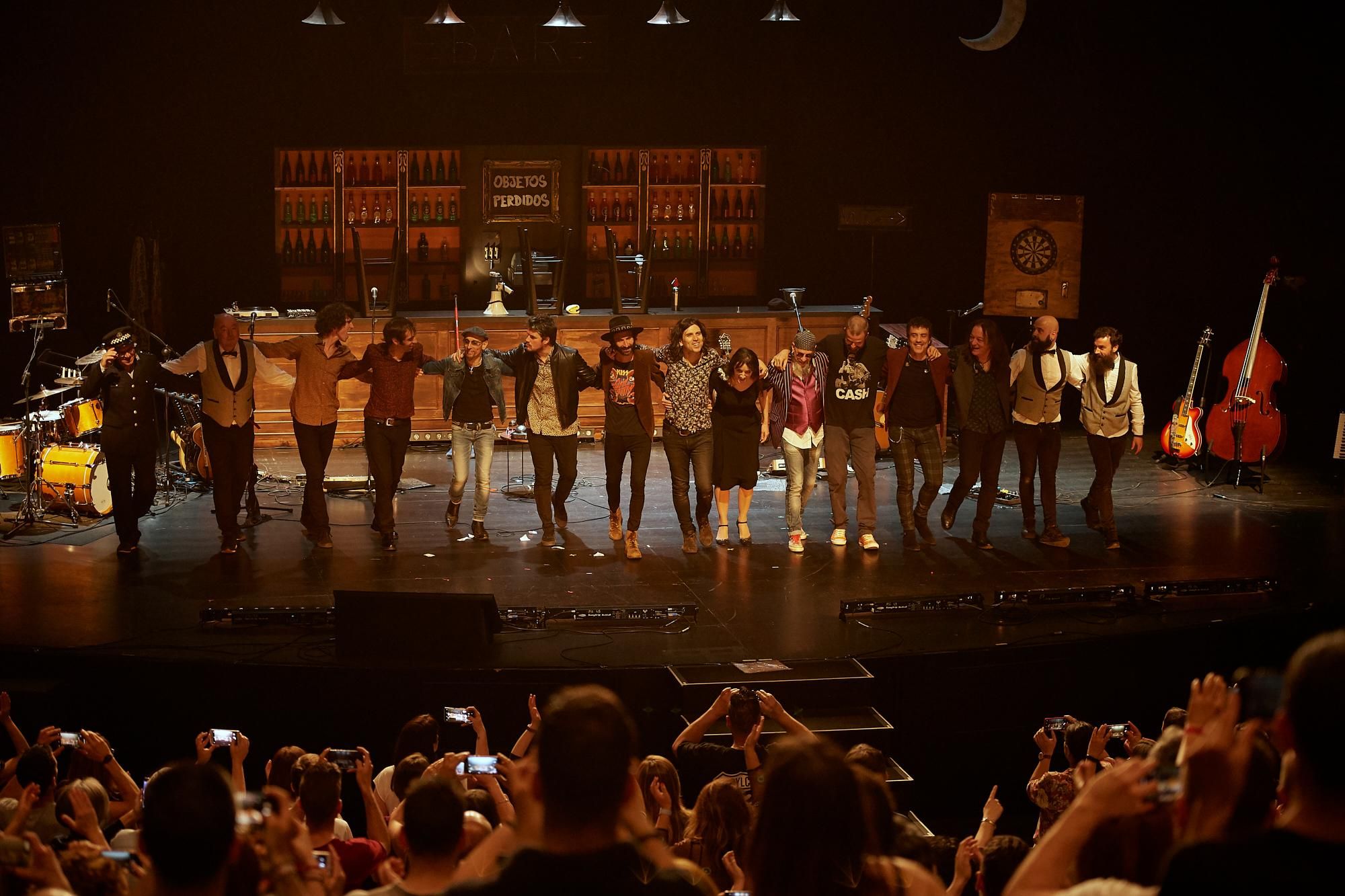 Rulo y La Contrabanda, junto a todos sus invitados, saludan al público tras la actuación. | EL REY LAGARTÓN