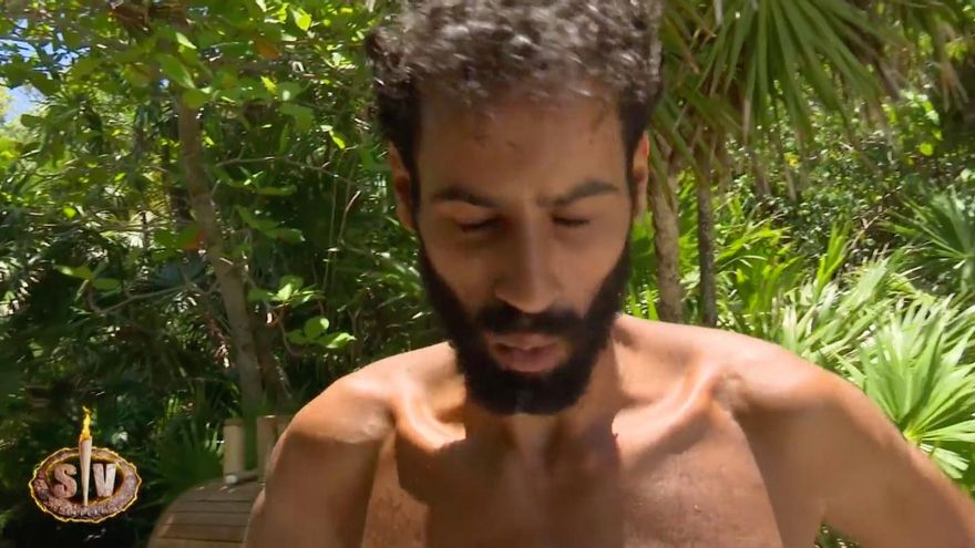 Asraf con la cucaracha en la boca