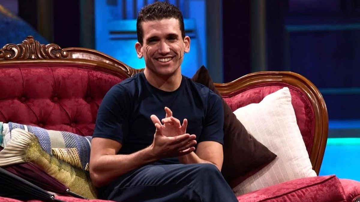 Jaime Lorente sorprende en 'La Revuelta' con el mejor regalo de su historia: "Para que no estéis supeditados al Gobierno"