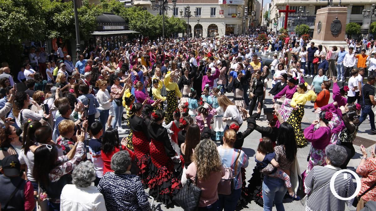 Las Cruces de Mayo dicen adiós con un 'flashmob' flamenco