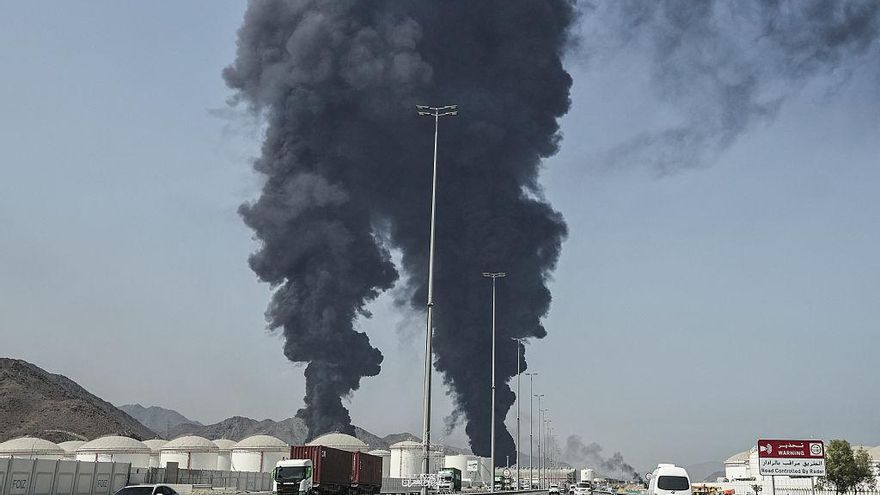 Columnas de humo se elevan sobre una instalación energética de Fuyairah, en Emiratos Árabes Unidos, el 14 de marzo de 2026.