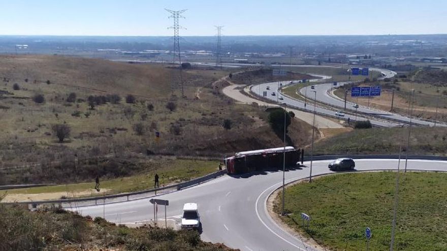 Panorámica de la rotonda donde tuvo lugar el accidente de tráfico en la rotonda del Alto del Portillo.