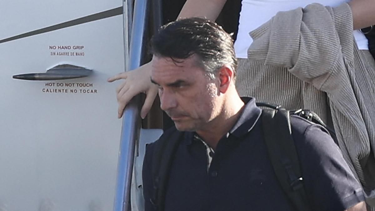 Flávio Bolsonaro aterriza en Miami tras huir de Brasil