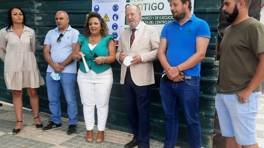 El presidente de la Diputación, Fernando Rodríguez Villalobos, y la teniente de alcalde de El Saucejo, María Isabel Niebla Gracia, (ambos en el centro) en el Centro de Salud de la localidad.